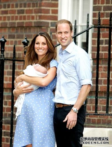 图说：7月23日，威廉王子右和怀抱小王子的凯特王妃在医院门前亮相。
